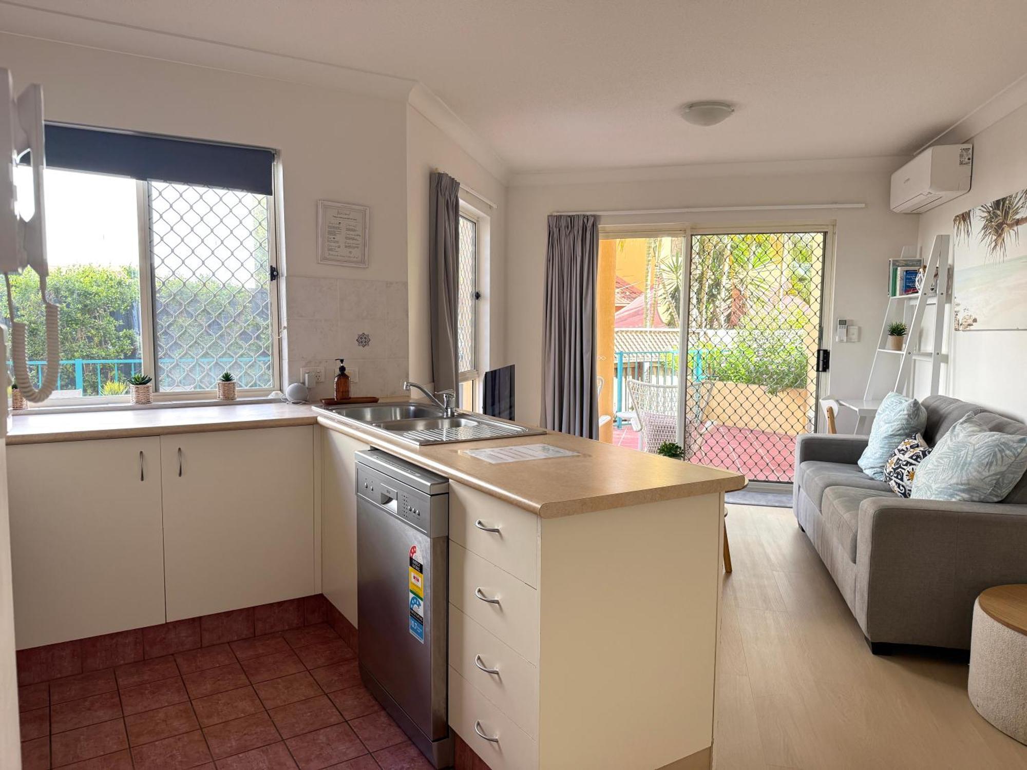 Chevron Island Apartment - Cozy And Convenient Гоулд Коуст Екстериор снимка